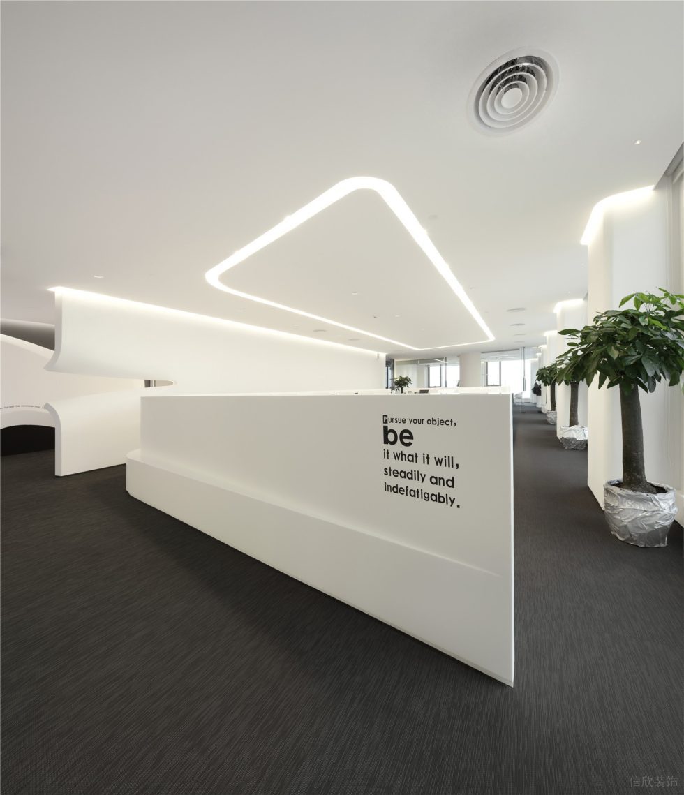 灰白色现代风办公室装修设计白色烤漆板办公区围挡