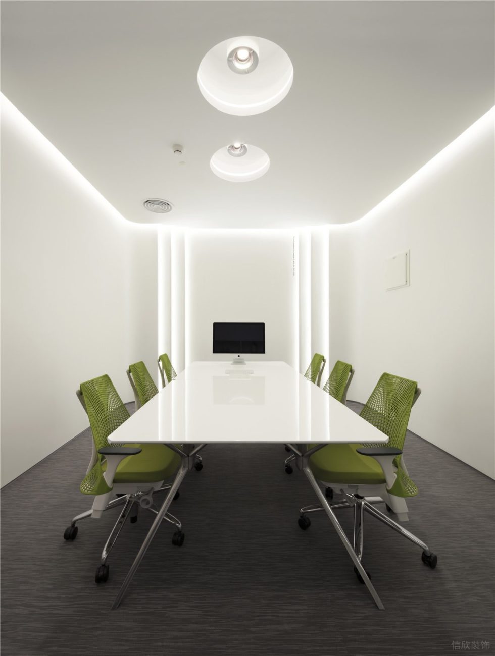灰白色现代风办公室装修设计灰白色会议室