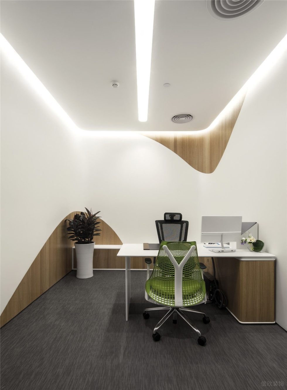 灰白色现代风办公室装修设计灰白色经理办公室