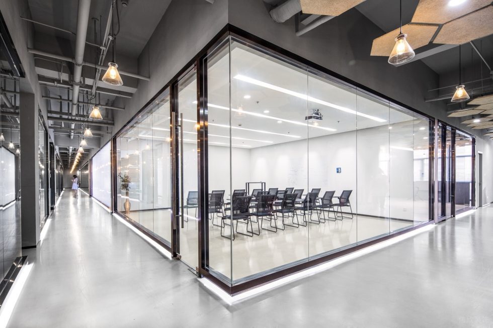 混搭时尚工业风办公室装修设计黑白色会议室