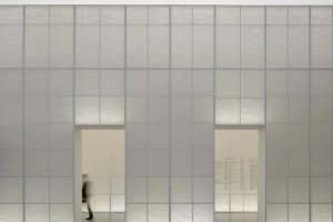 极简风艺术高定服装展览馆装修案例 白色通透感玻璃墙砖