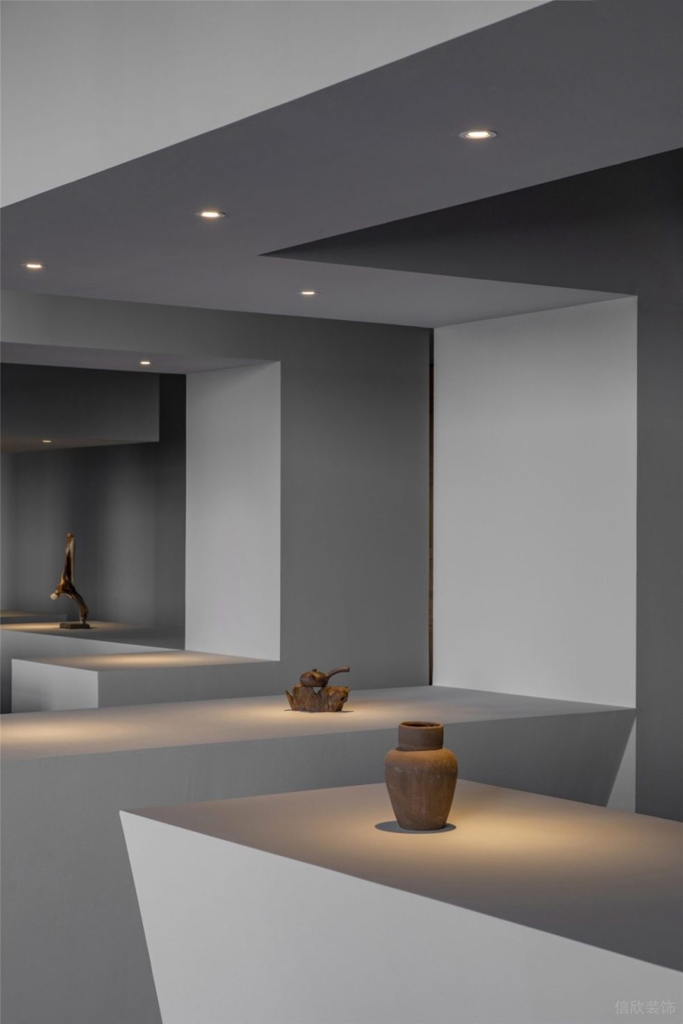 极简中式混搭风陶瓷艺术品展厅装修设计 暖光筒灯效果