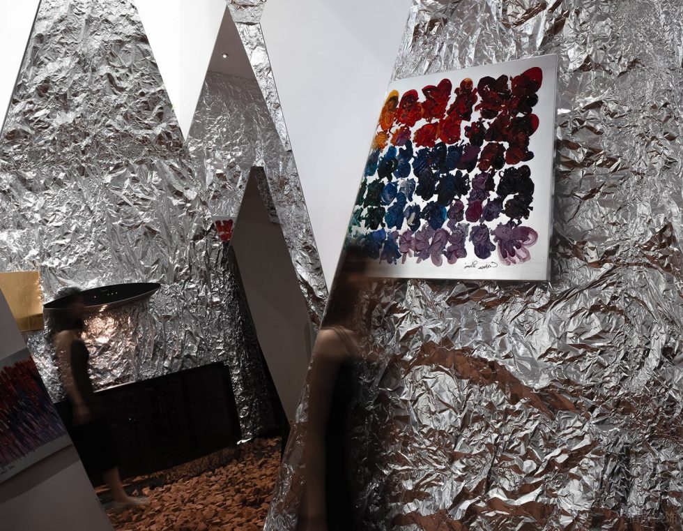 金属感工业风画廊装修设计方案 色彩斑斓艺术展示画作
