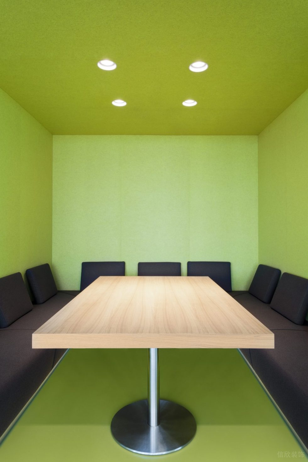 简约混搭风办公室装修设计绿色洽谈室