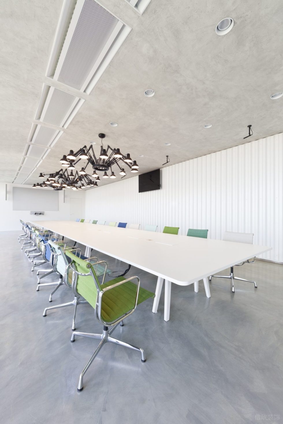 简约混搭风办公室装修设计灰白色大型会议室