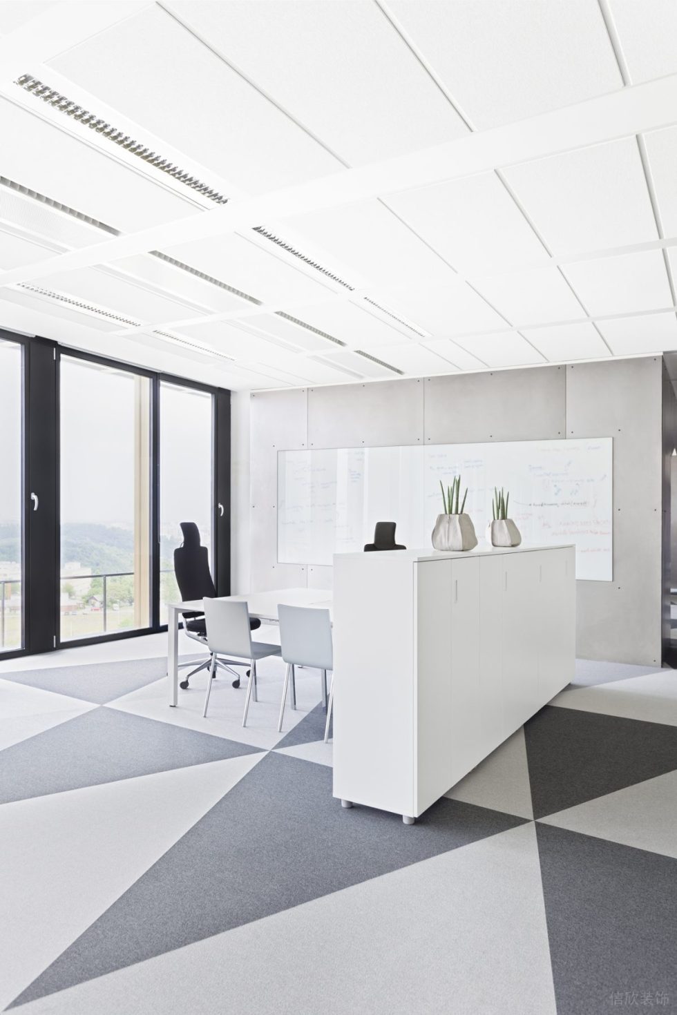 简约混搭风办公室装修设计灰白色开放式会议区
