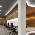 暖白色简约风办公室装修设计白木色办公区效果图