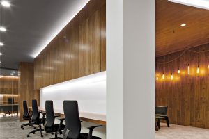 暖白色简约风办公室装修设计白木色办公区效果图