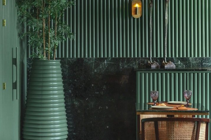 南洋复古风咖啡店墨绿色横纹大花瓶设计效果图