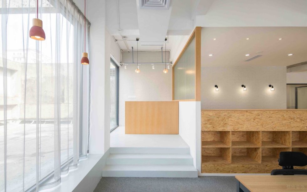 轻工业风格办公室装修设计纯白色台阶