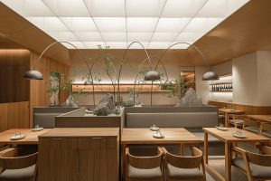 日式原木风中餐厅弧形弯腰落地灯装修图