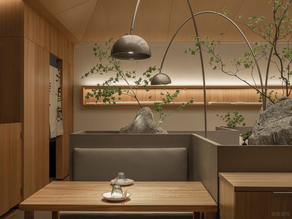 日式原木风中餐厅假山绿植隔档装修设计效果图