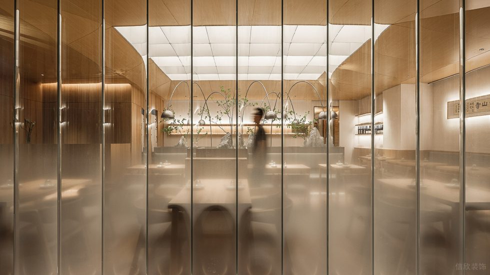 日式原木风中餐厅圆弧玻璃隔墙装修设计图