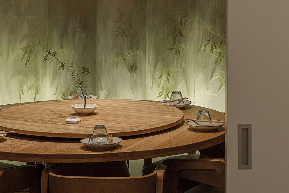日式原木风中餐厅竹子绿意背景墙设计效果图