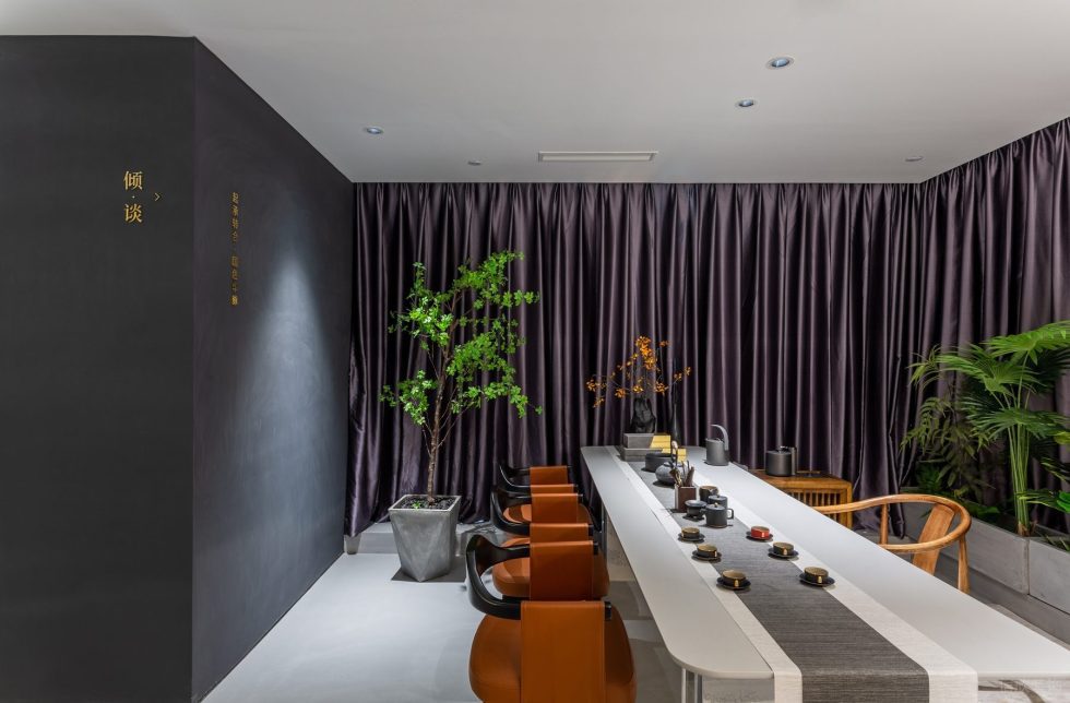 现代简约风瓷砖陈列展厅装修设计案例 洽谈室白色桌子橙色座椅