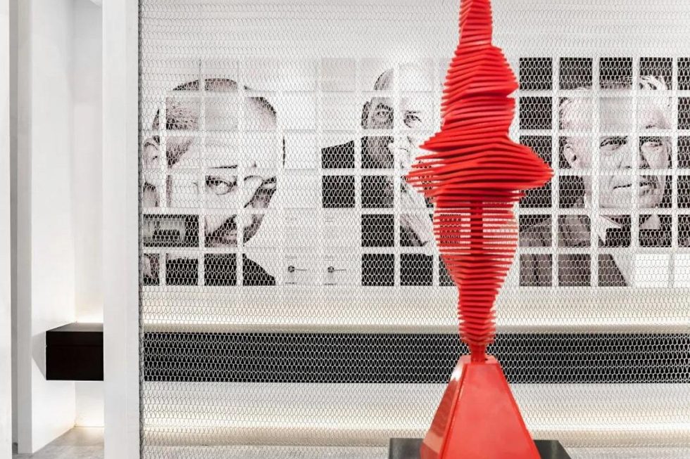 现代简约风家居实验馆展厅装修效果图 红色造型及背景白色细网格