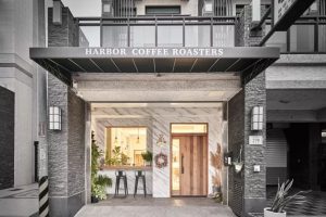 现代简约风咖啡厅凹凸砖墙搭光滑大理石瓷砖门店设计效果图