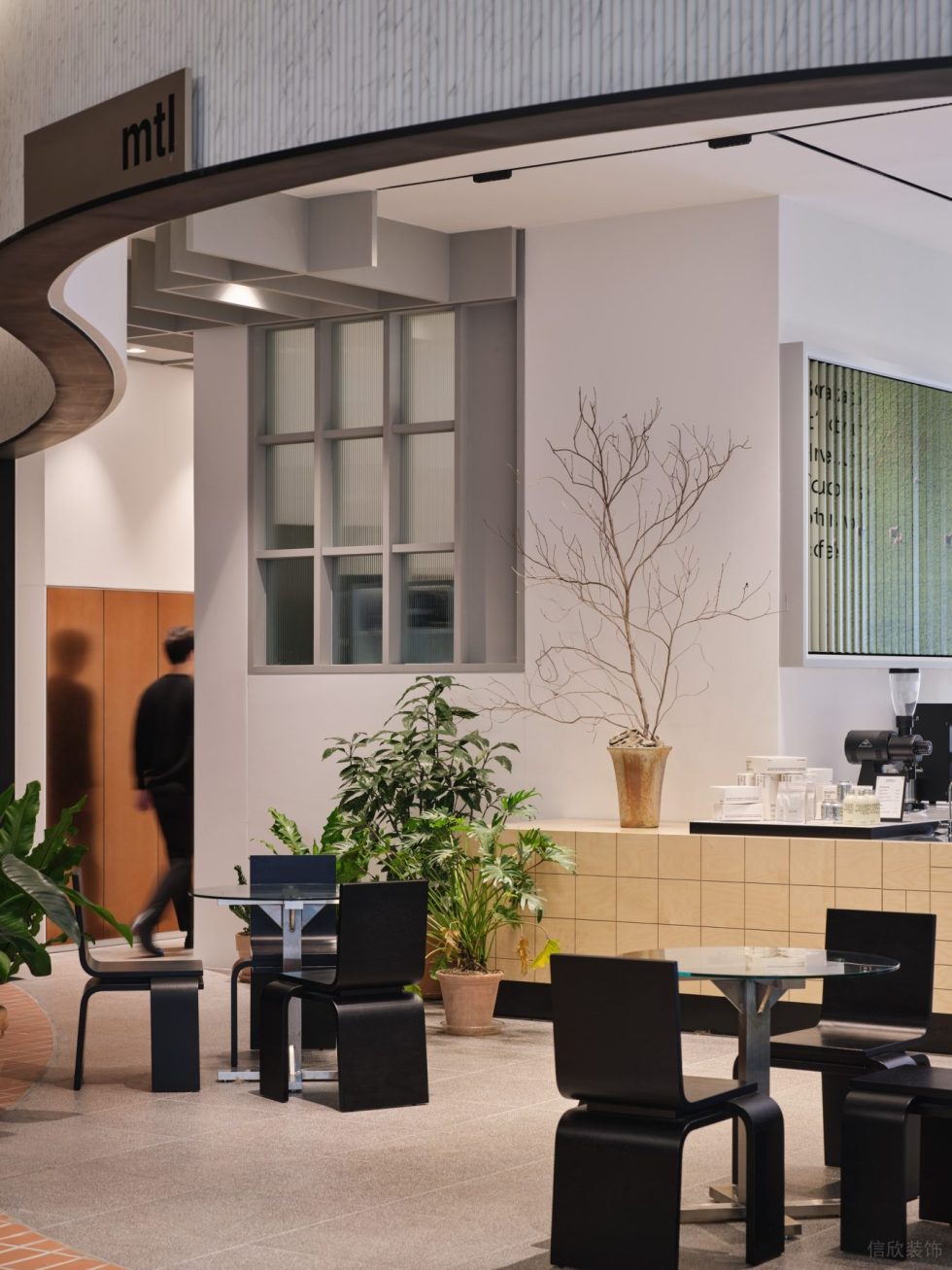 现代简约风咖啡厅黑色弧度椅凳搭玻璃边几散座区装修效果图