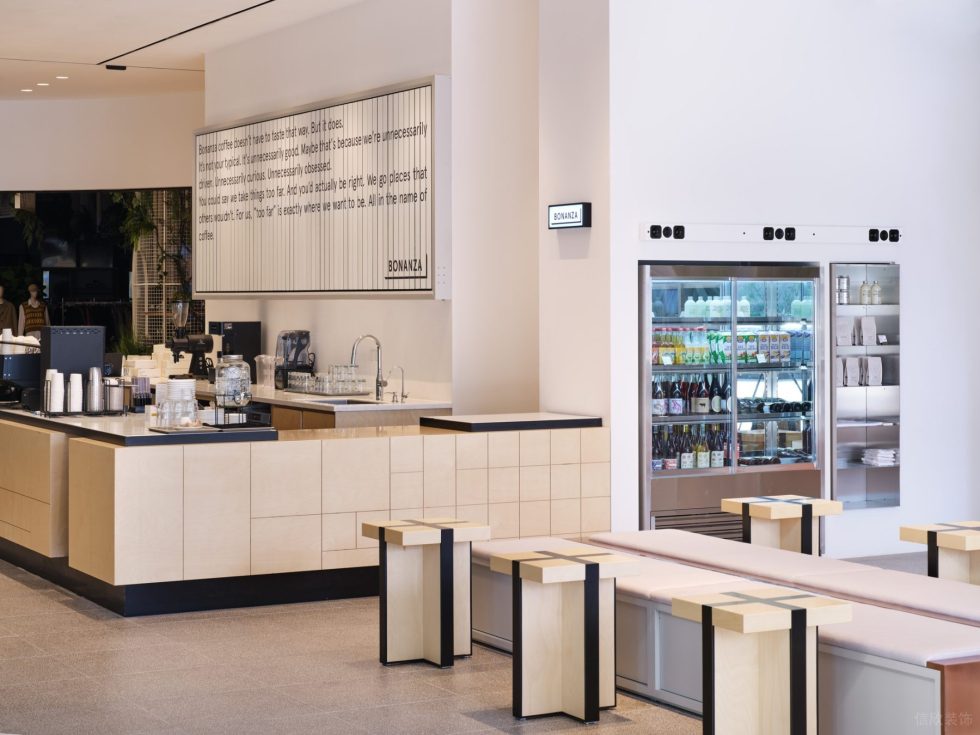 现代简约风咖啡厅米黄操作台配乳白墙面装修设计图