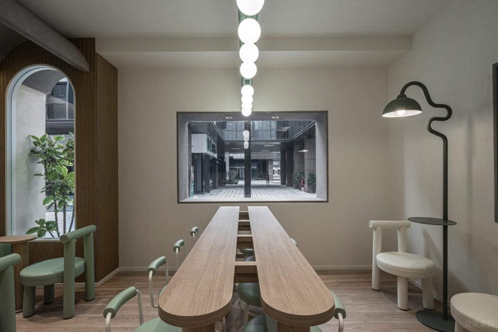 现代简约风饮品店正方形玻璃窗户反光材质装修设计