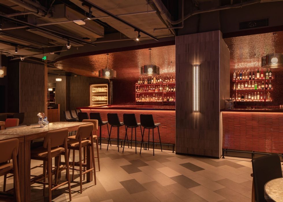 现代轻奢风高级餐厅装修设计精致反光马赛克砖吧台效果图