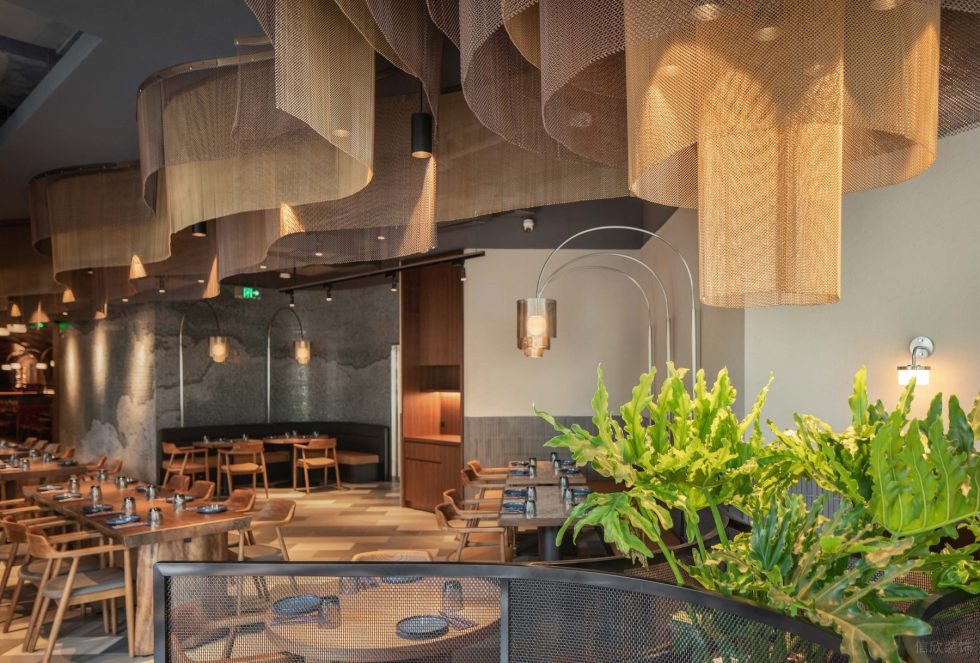 现代轻奢风高级餐厅装修设计波浪异形垂感天花设计图