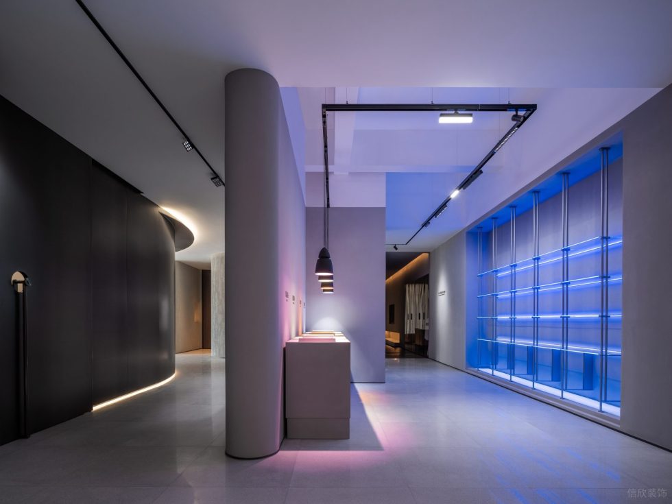 现代时尚多功能照明灯具展厅设计 聚拢小台灯及蓝光灯带展示