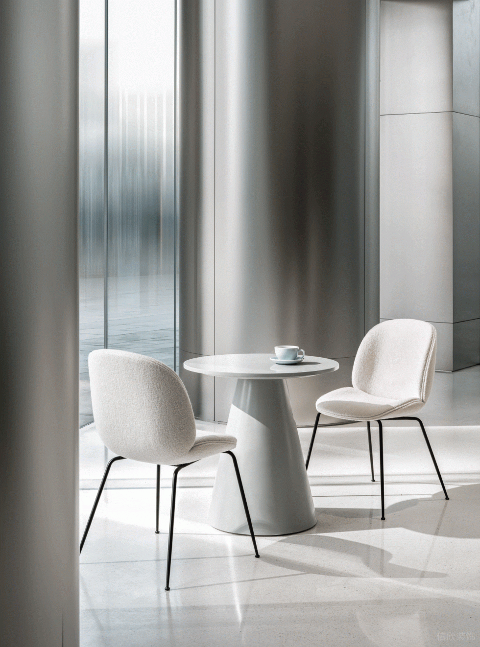 现代时尚汽车展厅装修案例 银色金属大柱子白色毡布椅子