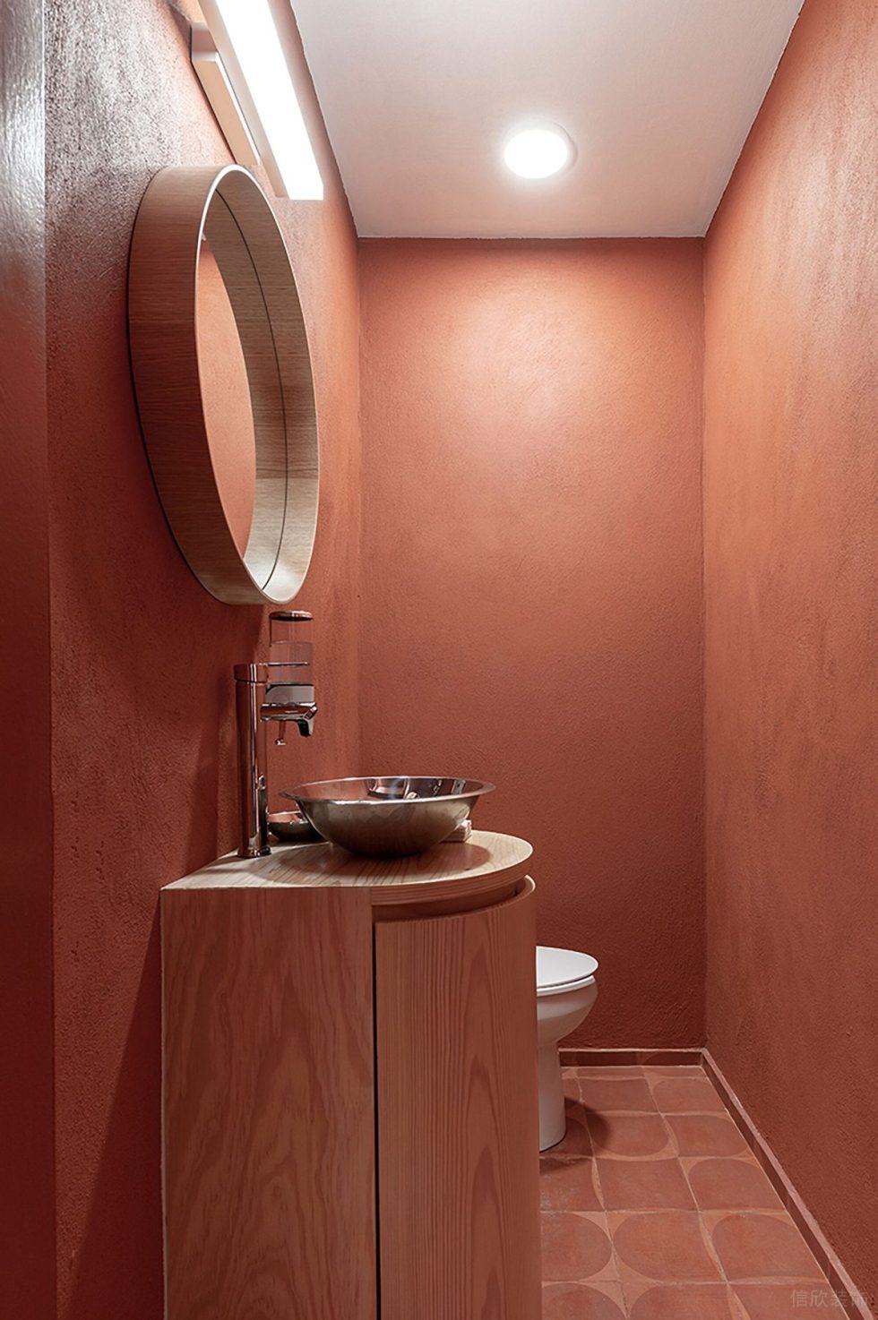 现代原木风咖啡厅红漆面卫生间配原木洗手台装修图