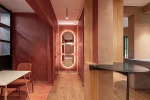 现代原木风咖啡厅红漆面搭原木饰面设计效果图