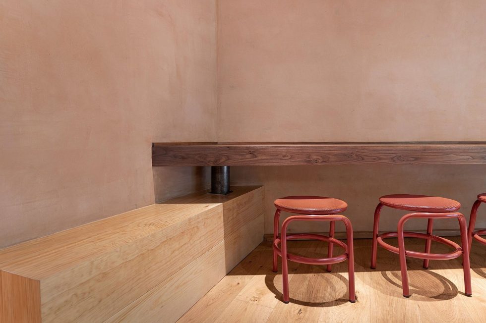 现代原木风咖啡厅深棕台面配原木卡座示意效果图