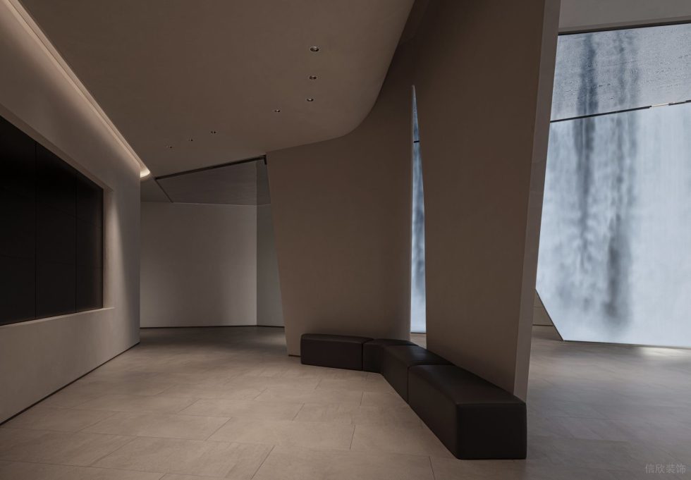 现代原木风展示中心装修设计 半开放式黑色沙发休息区