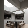 智能未来体验展厅装修设计 黑色桌子白色长木凳