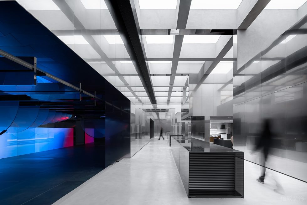 智能未来体验展厅装修设计 深蓝色深邃感通道