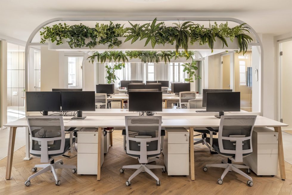 自然简约风办公室装修设计暖白色办公区