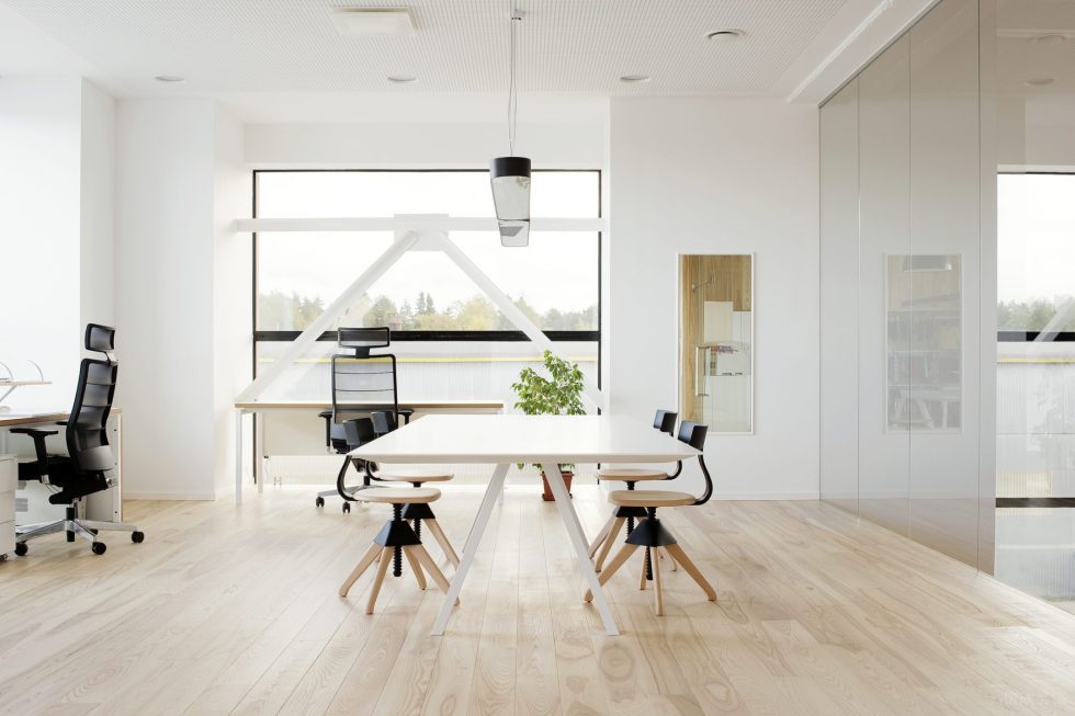 自然原木风办公室装修设计白色讨论桌