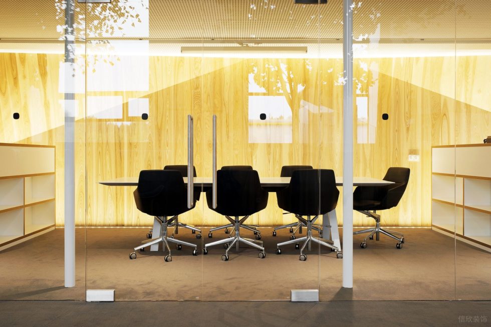 自然原木风办公室装修设计浅木色会议室