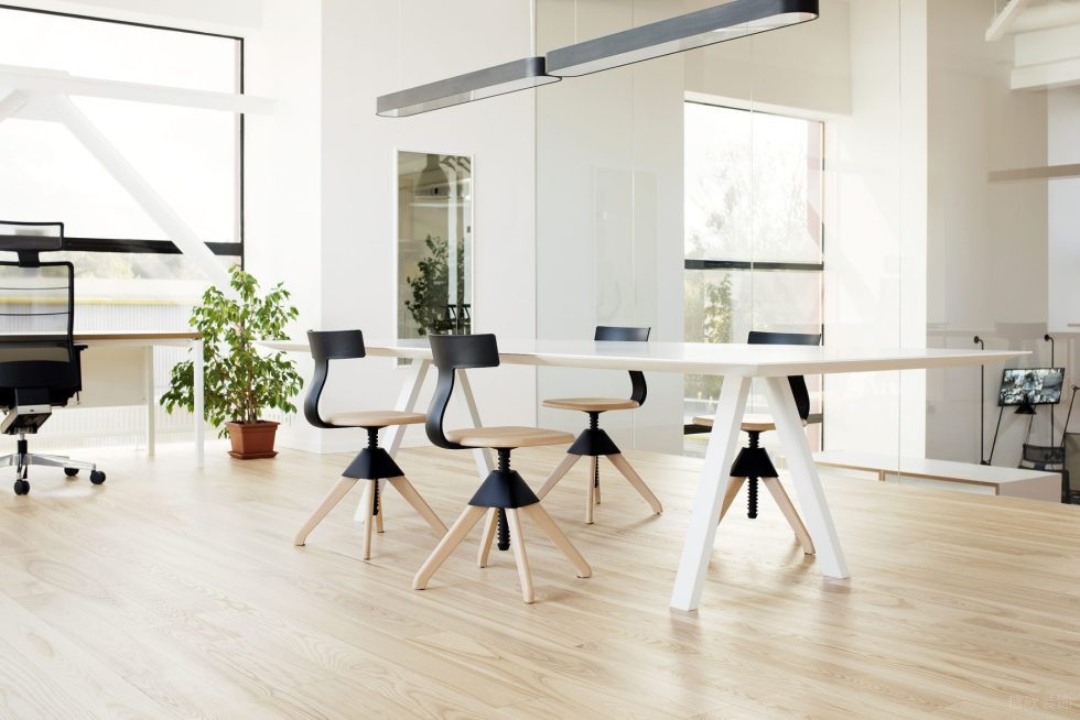 自然原木风办公室装修设计浅木色艺术办公椅