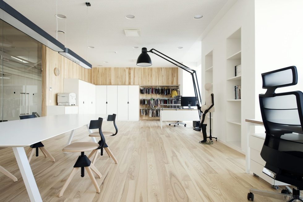 自然原木风办公室装修设计浅木色主管办公室