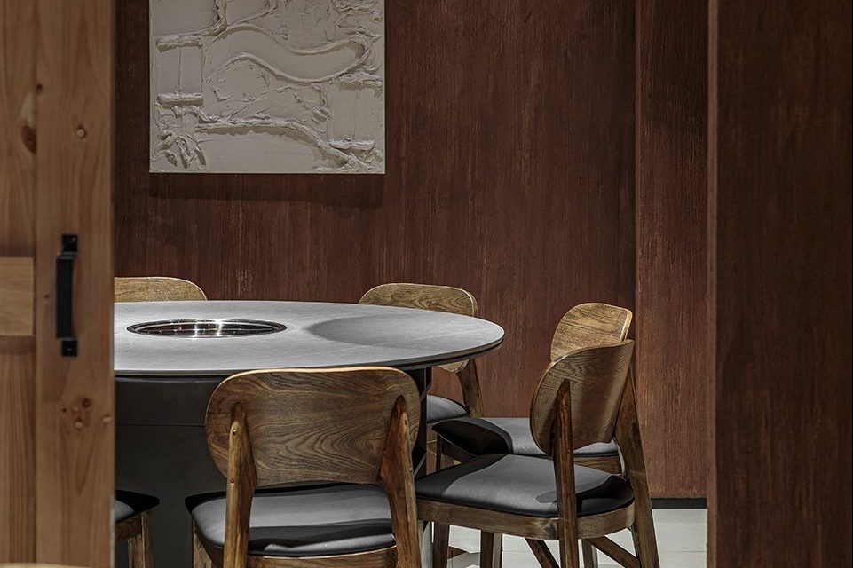 中式原木风中餐厅象牙白色凿刻挂画装修设计图