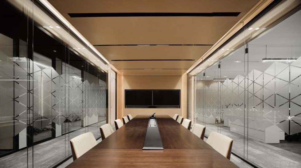 淡雅色简约现代风办公室装修设计暖木色会议室