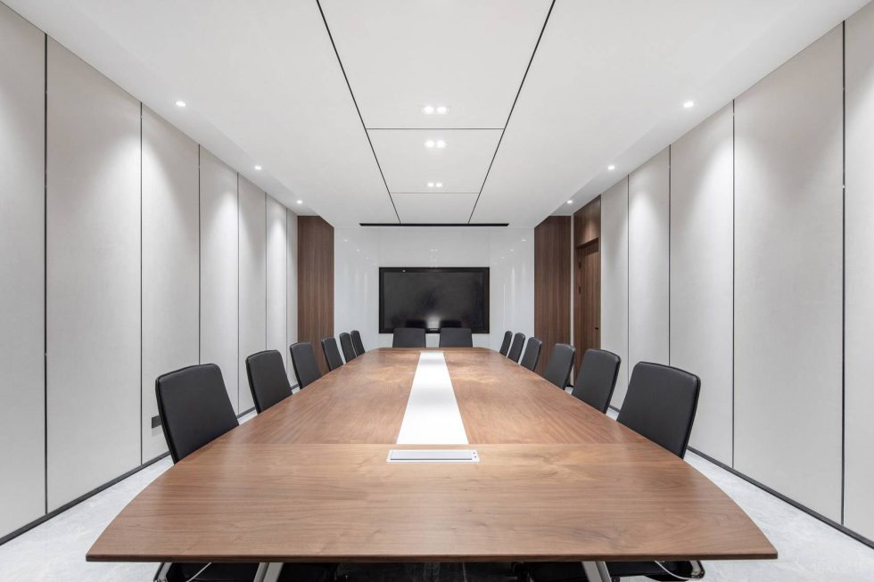 米白色极简风办公室装修设计白木色会议室