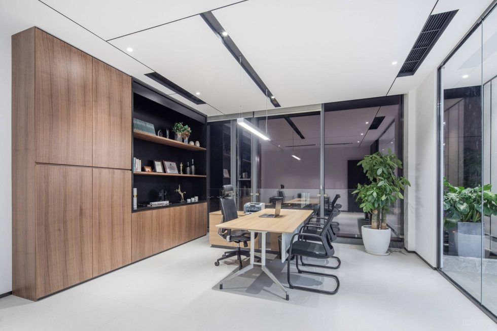 米白色极简风办公室装修设计白木色主管办公室