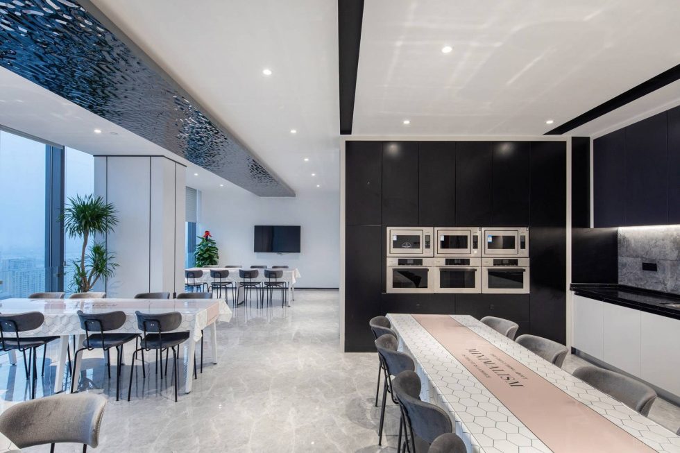 米白色极简风办公室装修设计黑白色员工餐厅