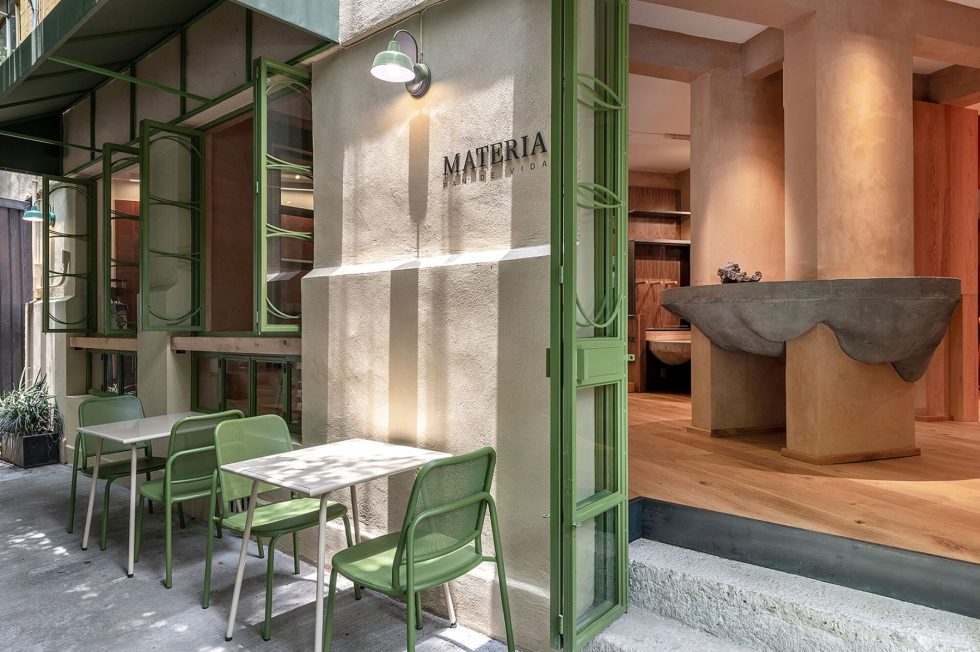 现代原木风咖啡厅绿色点缀门头和椅凳装修效果图