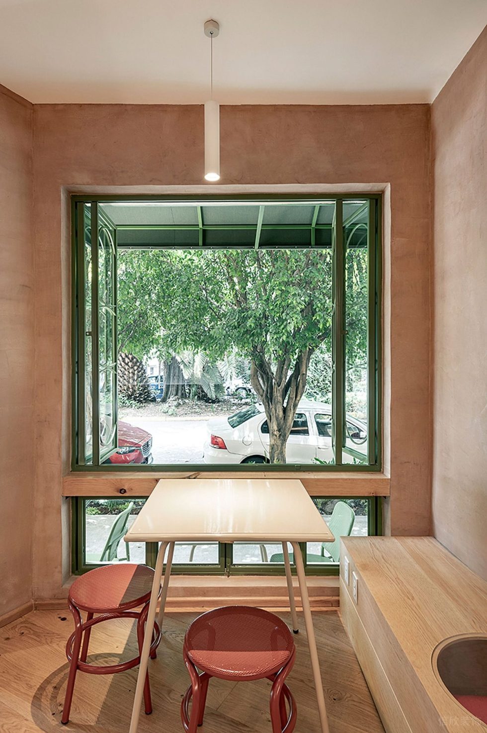 现代原木风咖啡厅绿色窗框点缀原木色墙面装修展示图