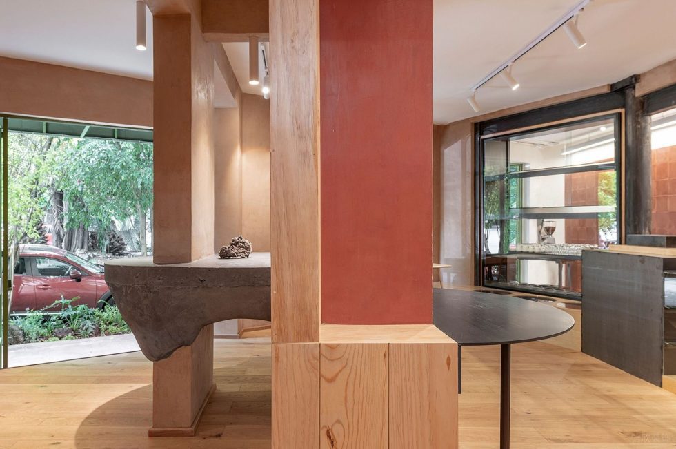 现代原木风咖啡厅原木展示柜配红漆面深灰石台效果图欣赏