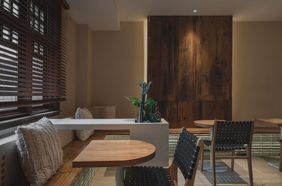 原木奶油风咖啡厅深棕木饰面点缀墙体装修效果图