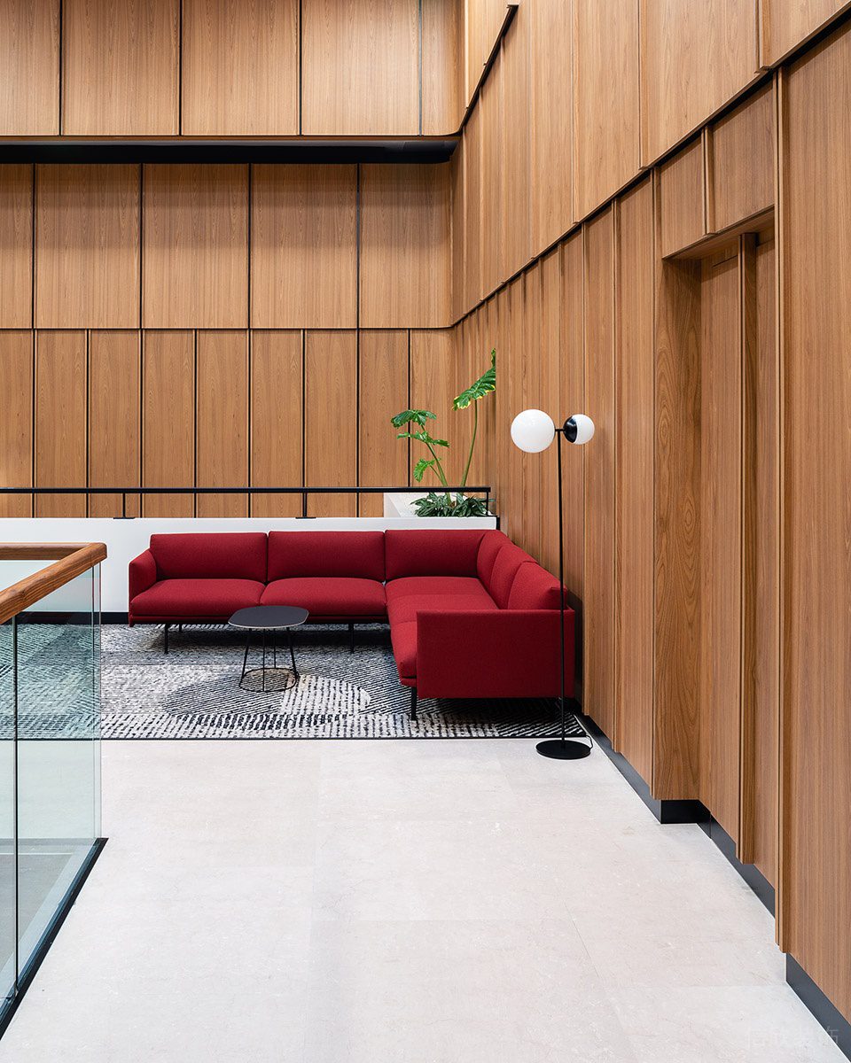 暖色调简约风办公室装修设计暖红色沙发休息区