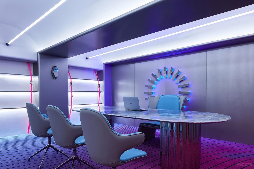 赛博朋克风格办公室装修设计浅变色经理办公室